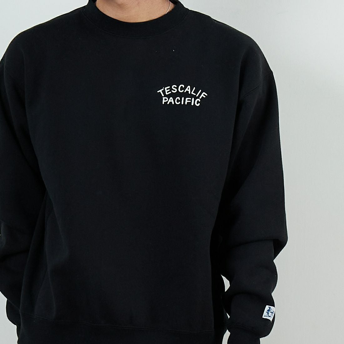 The Endless Summer [エンドレスサマー] 60s ローラーダービーロゴ刺繍 クルーネックスウェット [C-25774302] 01 BLACK &&モデル身長：179cm 着用サイズ：M&&