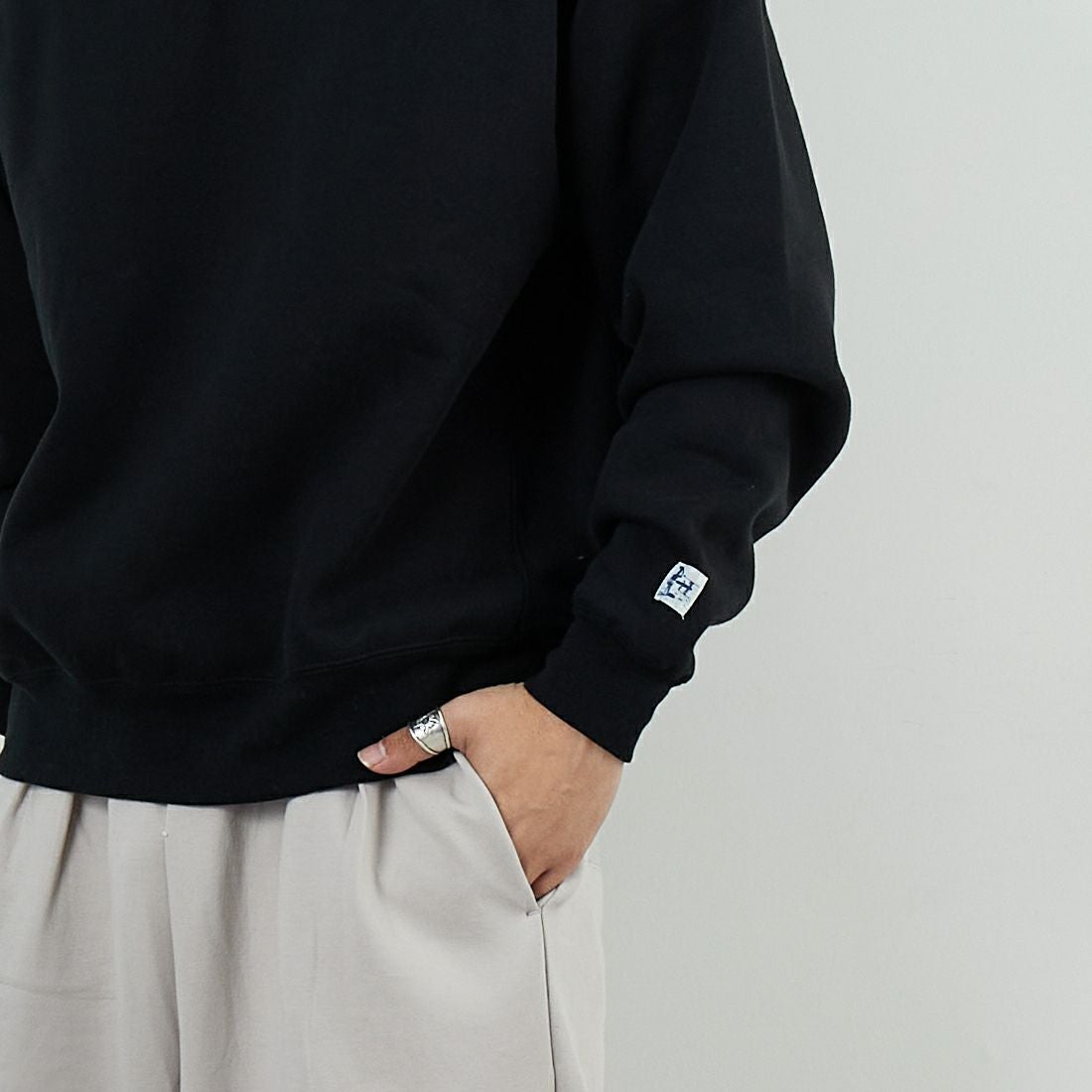 The Endless Summer [エンドレスサマー] 60s ローラーダービーロゴ刺繍 クルーネックスウェット [C-25774302] 01 BLACK &&モデル身長：179cm 着用サイズ：M&&