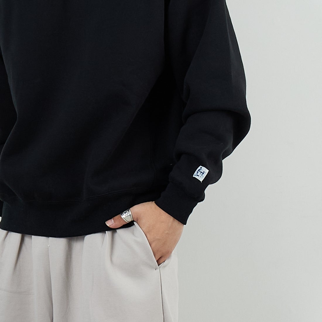 The Endless Summer [エンドレスサマー] 60s ローラーダービーロゴ刺繍 クルーネックスウェット [C-25774302] 01 BLACK &&モデル身長：179cm 着用サイズ：M&&