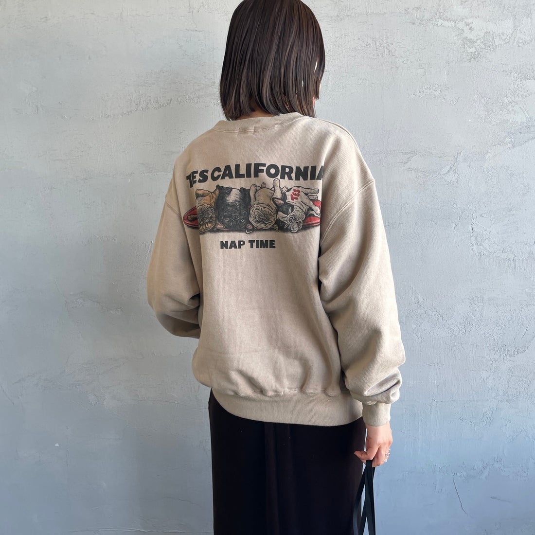 The Endless Summer [エンドレスサマー] 別注 NAP TIME クルーネックスウェット [FH-25774502-JF] BEIGE &&モデル身長：159cm 着用サイズ：S&&