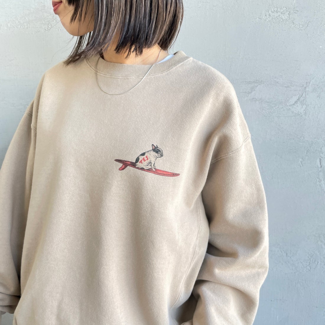 The Endless Summer [エンドレスサマー] 別注 NAP TIME クルーネックスウェット [FH-25774502-JF] BEIGE &&モデル身長：159cm 着用サイズ：S&&