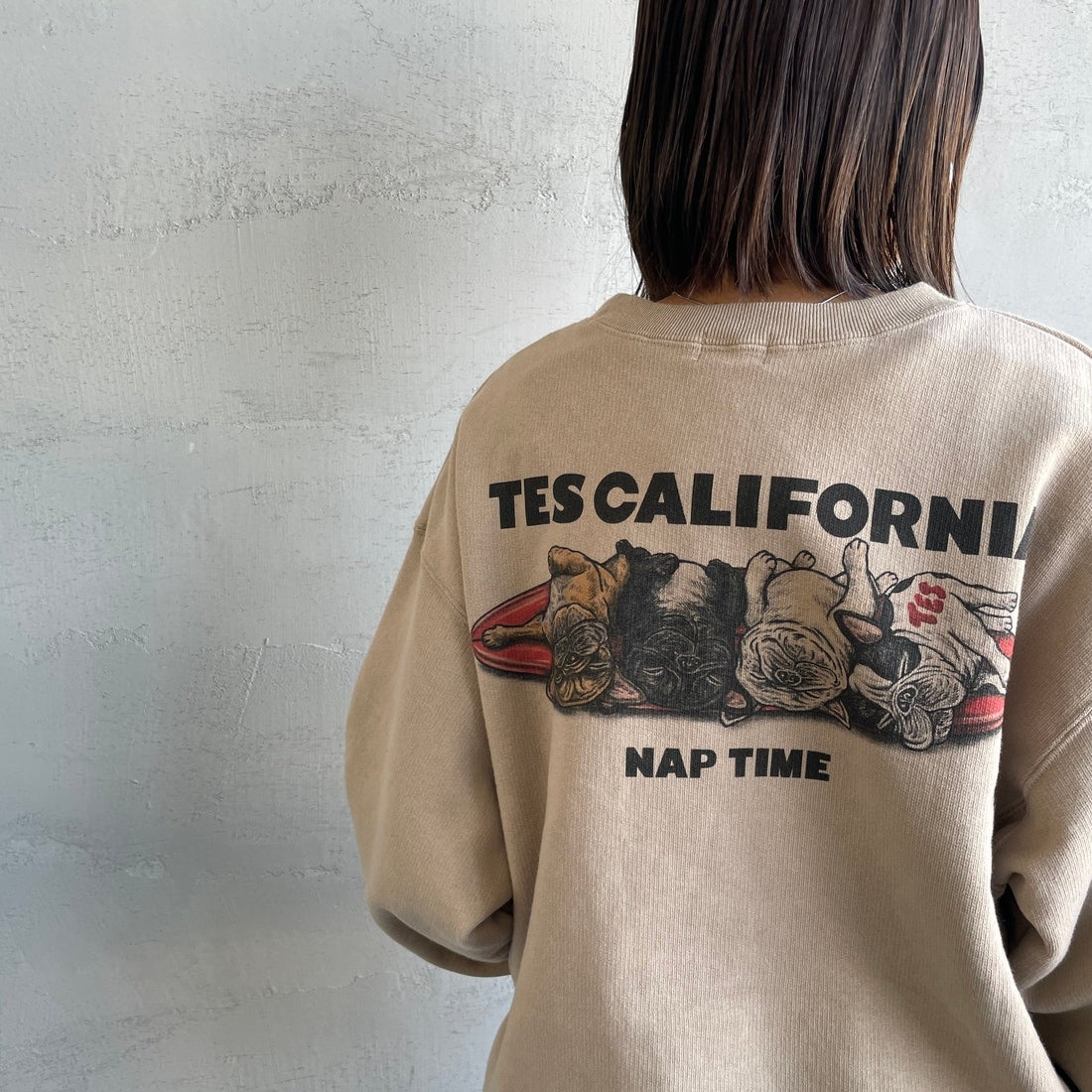 The Endless Summer [エンドレスサマー] 別注 NAP TIME クルーネックスウェット [FH-25774502-JF] BEIGE &&モデル身長：159cm 着用サイズ：S&&