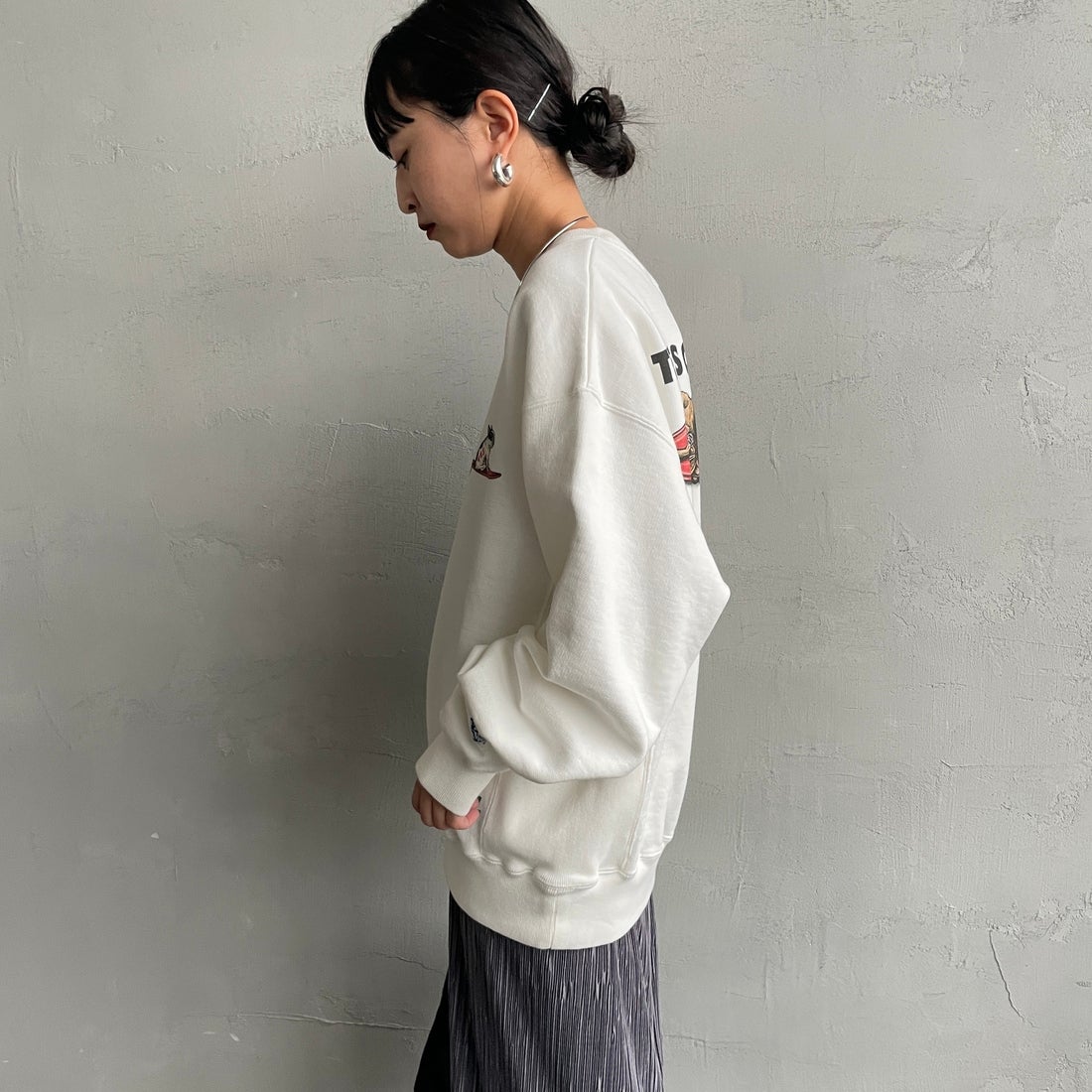 The Endless Summer [エンドレスサマー] 別注 NAP TIME クルーネックスウェット [FH-25774502-JF] WHITE &&モデル身長：150cm 着用サイズ：S&&