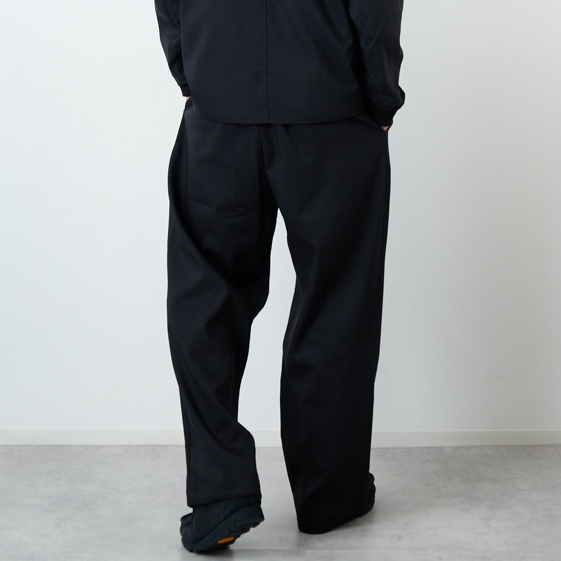 PERS PROJECTS [パースプロジェクト] 別注 イージースラックス [25FW-23093-JF]BLACK &&モデル身長：179cm 着用サイズ：3&&