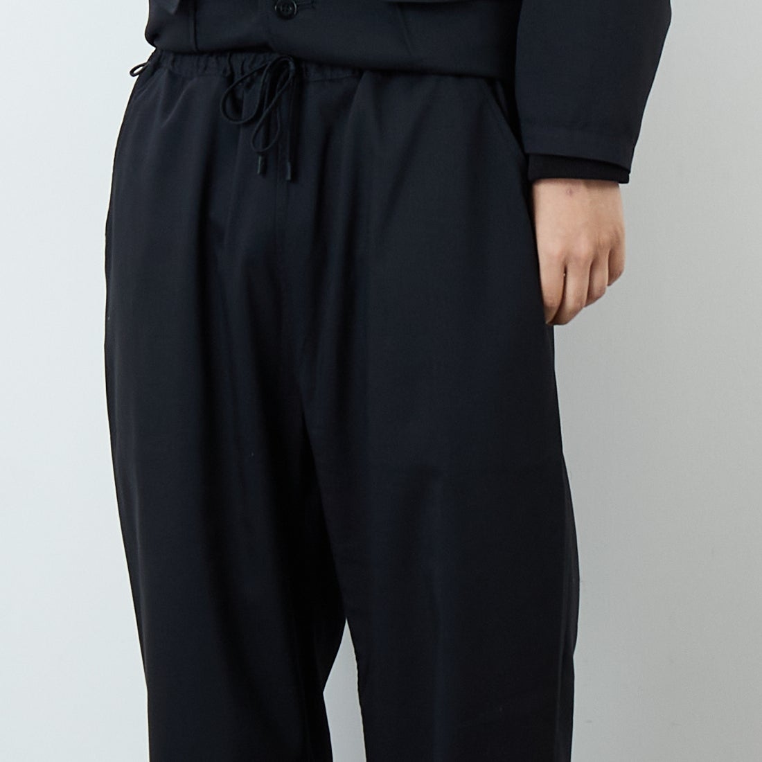 PERS PROJECTS [パースプロジェクト] 別注 イージースラックス [25FW-23093-JF]BLACK &&モデル身長：179cm 着用サイズ：3&&