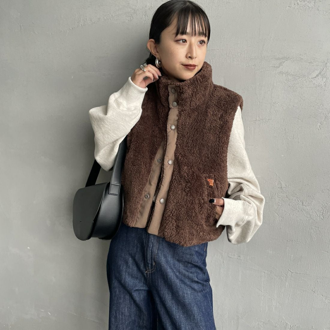 UNIVERSAL OVERALL [ユニバーサルオーバーオール] 別注 ショート丈ボアベスト [U2532436IN-JF] BROWN&&モデル身長：150cm 着用サイズ：F&&