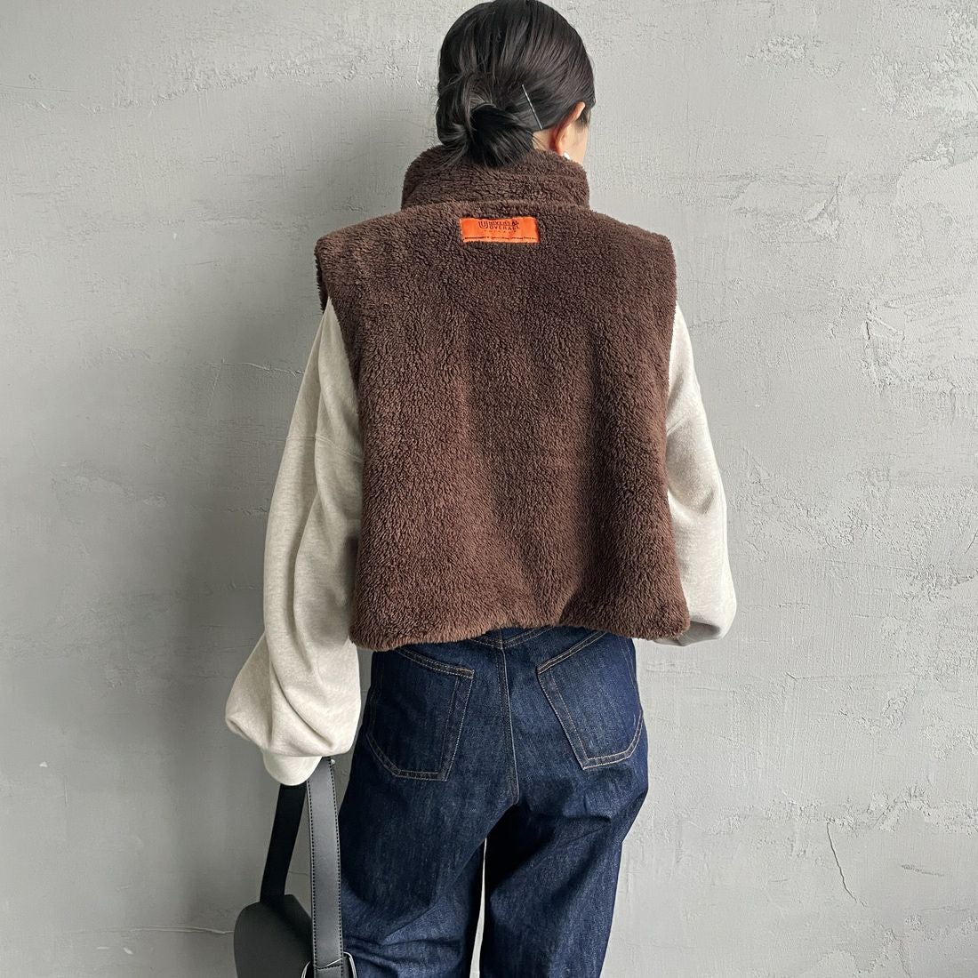 UNIVERSAL OVERALL [ユニバーサルオーバーオール] 別注 ショート丈ボアベスト [U2532436IN-JF] BROWN&&モデル身長：150cm 着用サイズ：F&&
