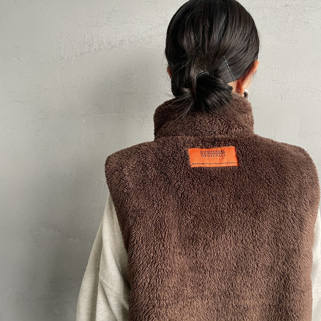 UNIVERSAL OVERALL [ユニバーサルオーバーオール] 別注 ショート丈ボアベスト [U2532436IN-JF] BROWN&&モデル身長：150cm 着用サイズ：F&&