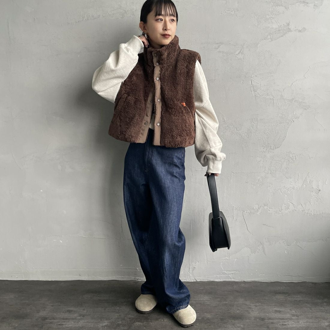 UNIVERSAL OVERALL [ユニバーサルオーバーオール] 別注 ショート丈ボアベスト [U2532436IN-JF] BROWN&&モデル身長：150cm 着用サイズ：F&&