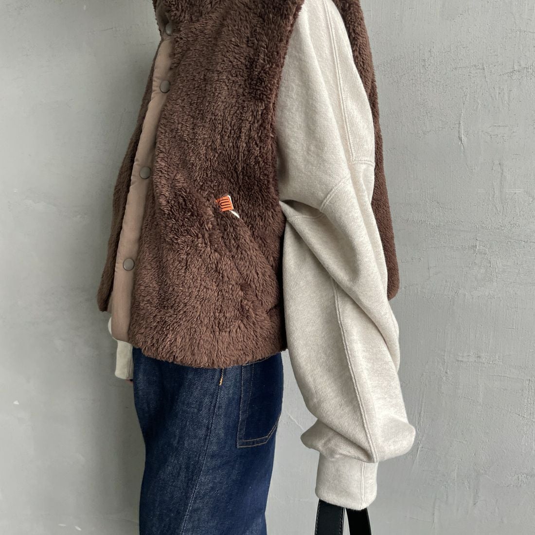 UNIVERSAL OVERALL [ユニバーサルオーバーオール] 別注 ショート丈ボアベスト [U2532436IN-JF] BROWN&&モデル身長：150cm 着用サイズ：F&&