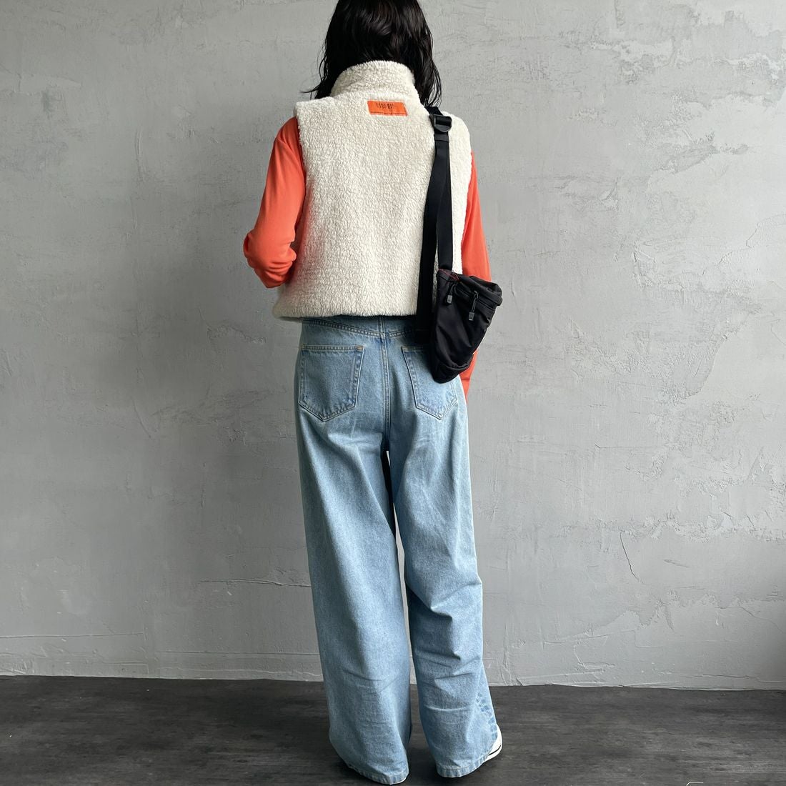 UNIVERSAL OVERALL [ユニバーサルオーバーオール] 別注 ショート丈ボアベスト [U2532436IN-JF] BEIGE&&モデル身長：160cm 着用サイズ：F&&