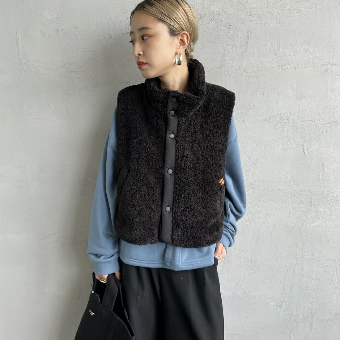 UNIVERSAL OVERALL [ユニバーサルオーバーオール] 別注 ショート丈ボアベスト [U2532436IN-JF] BLACK&&モデル身長：150cm 着用サイズ：F&&