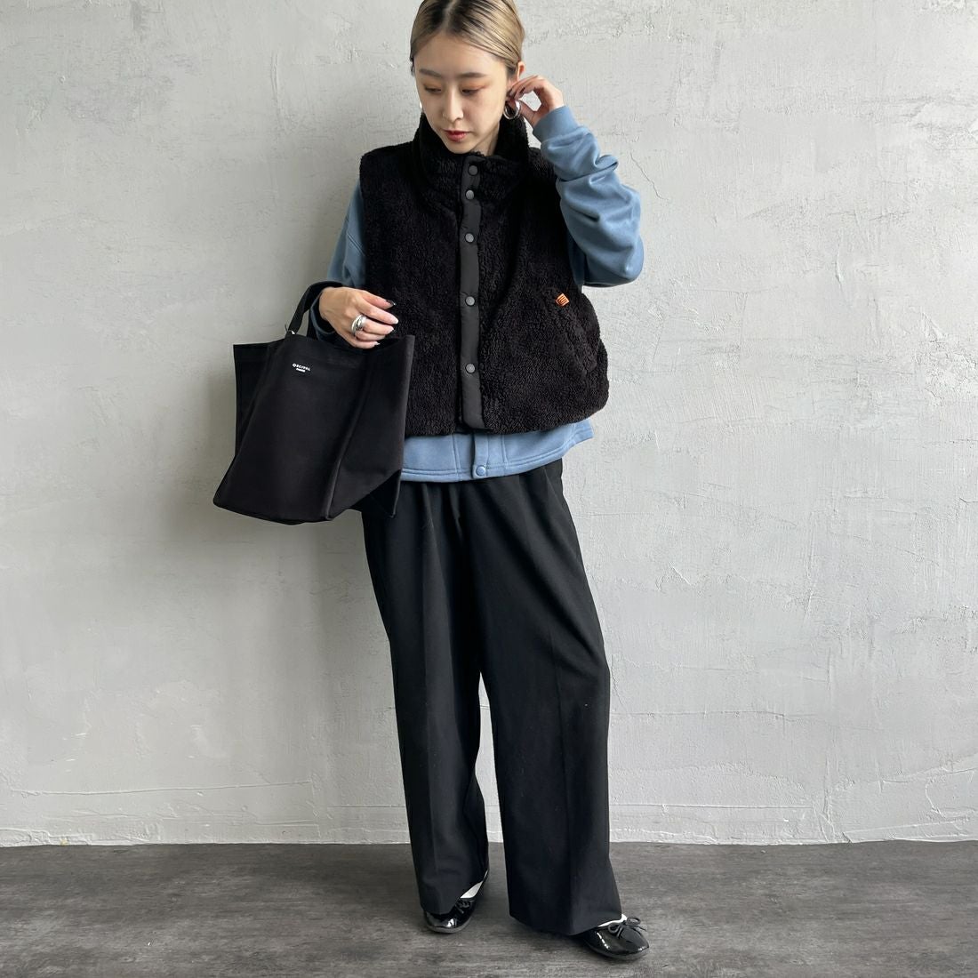 UNIVERSAL OVERALL [ユニバーサルオーバーオール] 別注 ショート丈ボアベスト [U2532436IN-JF] BLACK&&モデル身長：150cm 着用サイズ：F&&