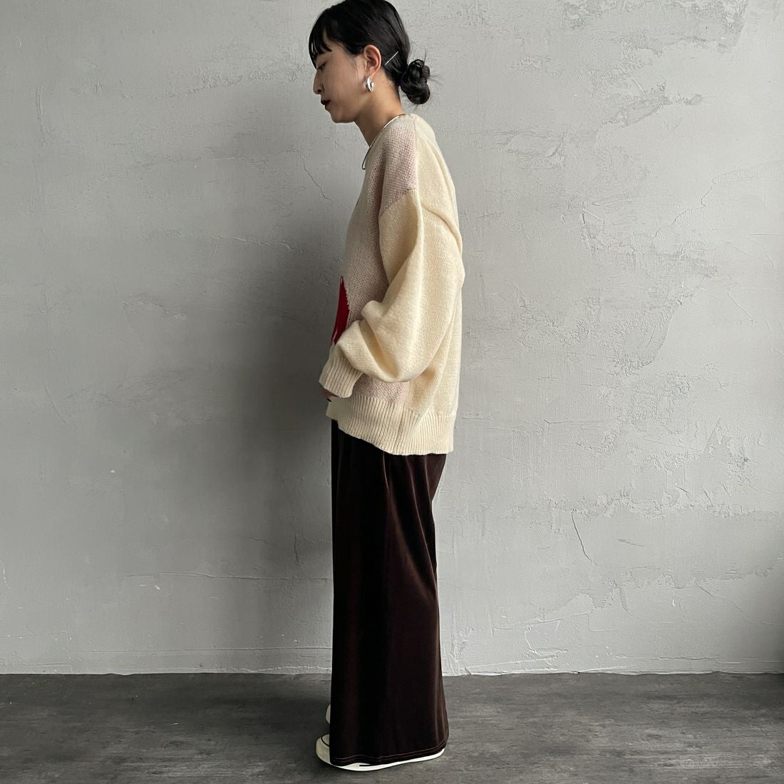 Noir Fabrik [ヌワールファブリック] アソートジャガードニットプルオーバー [NF25131043] 22 BEIGE &&モデル身長：150cm 着用サイズ：F&&