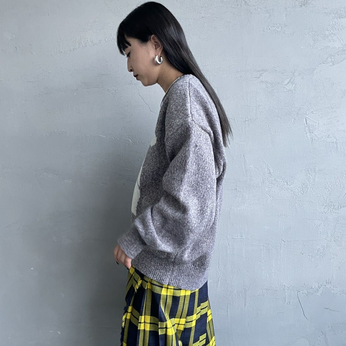 Noir Fabrik [ヌワールファブリック] アソートジャガードニットプルオーバー [NF25131043] 06 T.GRAY &&モデル身長：150cm 着用サイズ：F&&