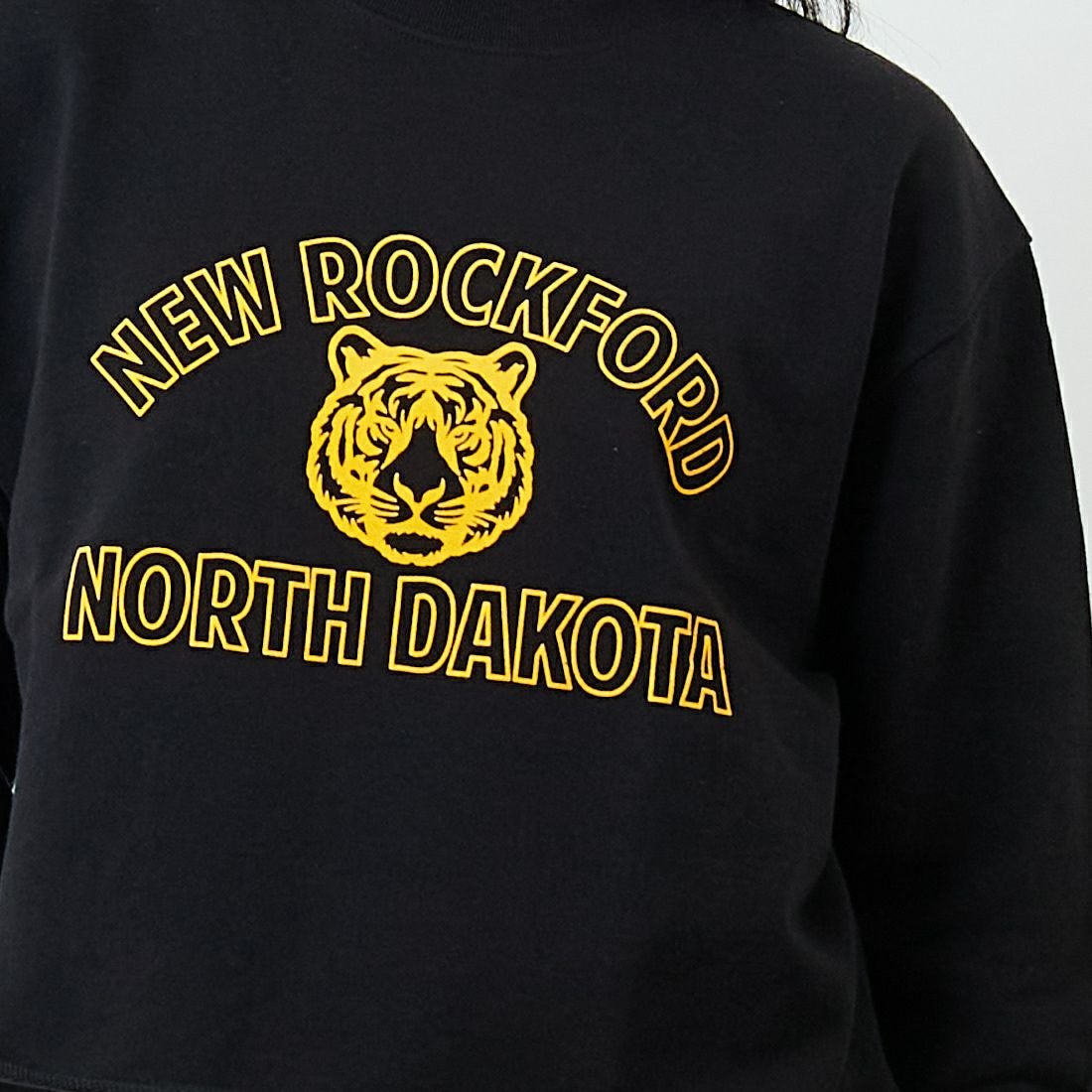 SCREEN STARS [スクリーンスターズ] 別注 アニマルカレッジ カットオフスウェット [2523-IN1-JF] BLACK &&モデル身長：162cm 着用サイズ：F&&