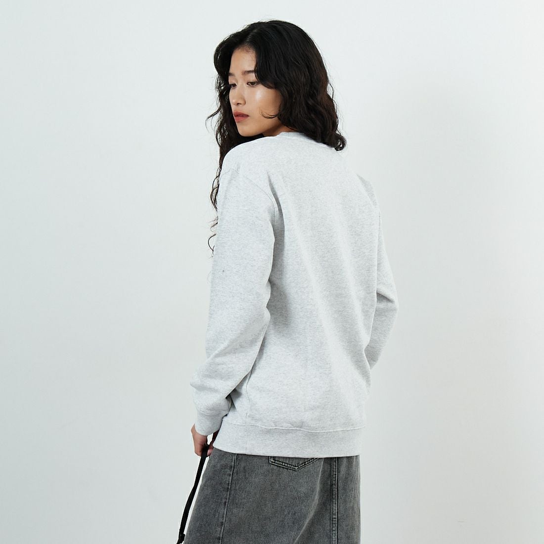 SCREEN STARS [スクリーンスターズ] 別注 アニマルプリント オーバーサイズスウェット [2523-IN2-JF] ASH &&モデル身長：162cm 着用サイズ：F&&