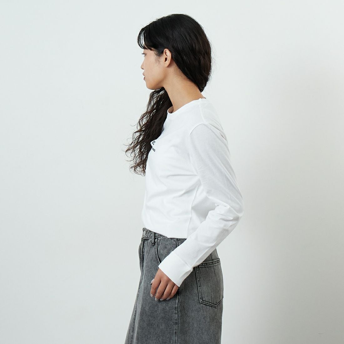 A.P.C. [アー・ペー・セー] Petite Rue Madame ロングスリーブTシャツ [PETITE-RUE-MADAME-H] 90 BLANC &&モデル身長：162cm 着用サイズ：XS&&