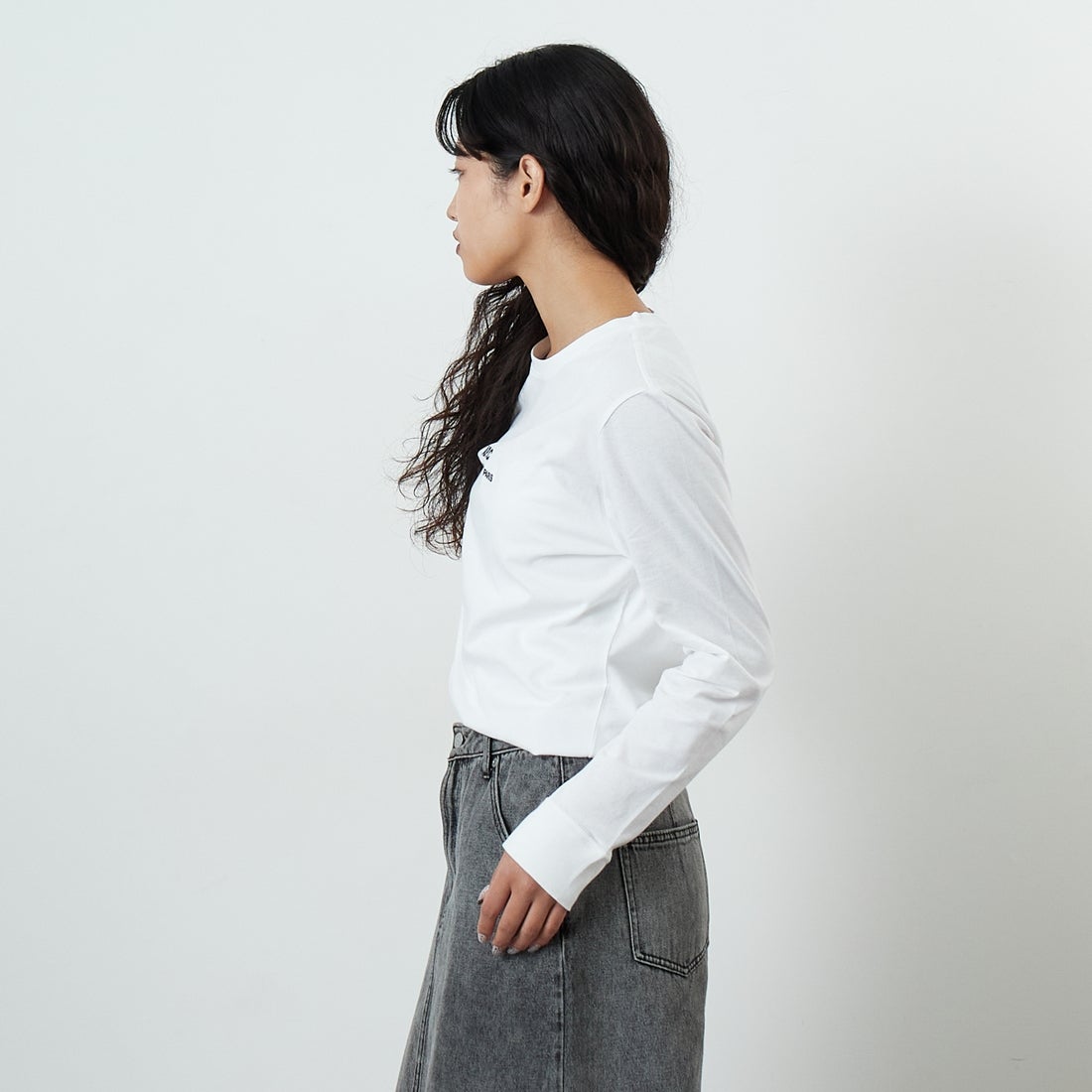 A.P.C. [アー・ペー・セー] Petite Rue Madame ロングスリーブTシャツ [PETITE-RUE-MADAME-H] 90 BLANC &&モデル身長：162cm 着用サイズ：XS&&