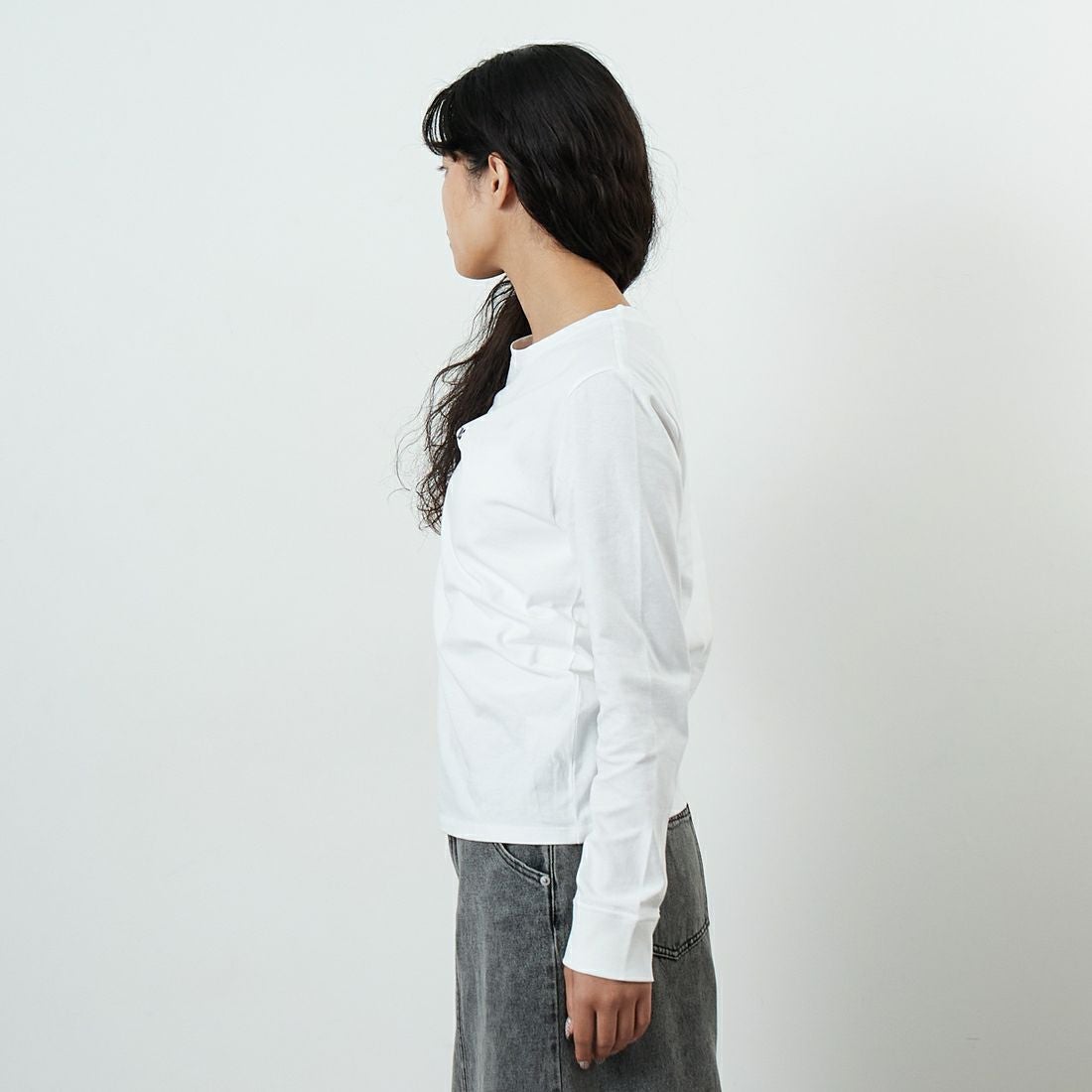 A.P.C. [アー・ペー・セー] Petite Rue Madame ロングスリーブTシャツ [PETITE-RUE-MADAME-H] 90 BLANC &&モデル身長：162cm 着用サイズ：XS&&