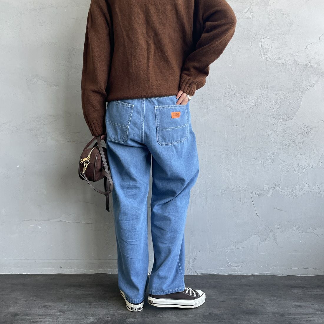 UNIVERSAL OVERALL [ユニバーサルオーバーオール] 別注 バックポケットイージーデニムパンツ [U2532600IN-JF] BLUE USED &&モデル身長：158cm 着用サイズ：S&&