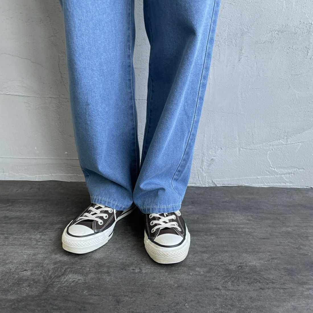 UNIVERSAL OVERALL [ユニバーサルオーバーオール] 別注 バックポケットイージーデニムパンツ [U2532600IN-JF] BLUE USED &&モデル身長：158cm 着用サイズ：S&&