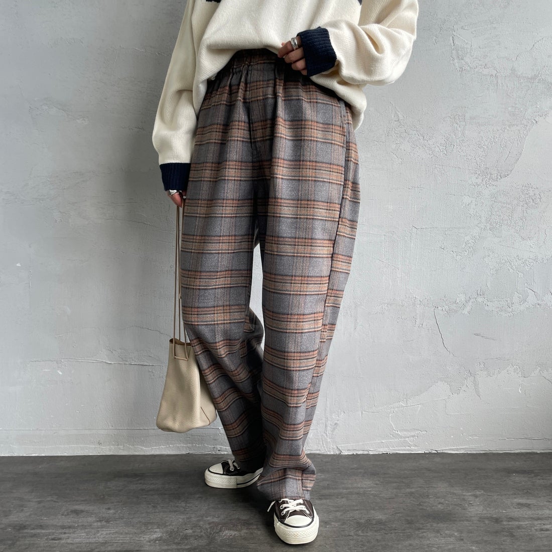 UNIVERSAL OVERALL [ユニバーサルオーバーオール] 別注 バックポケットイージーチェックパンツ [U2532600IN-A-JF] GRAY &&モデル身長：158cm 着用サイズ：S&&