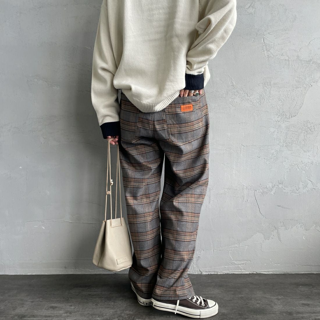 UNIVERSAL OVERALL [ユニバーサルオーバーオール] 別注 バックポケットイージーチェックパンツ [U2532600IN-A-JF] GRAY &&モデル身長：158cm 着用サイズ：S&&
