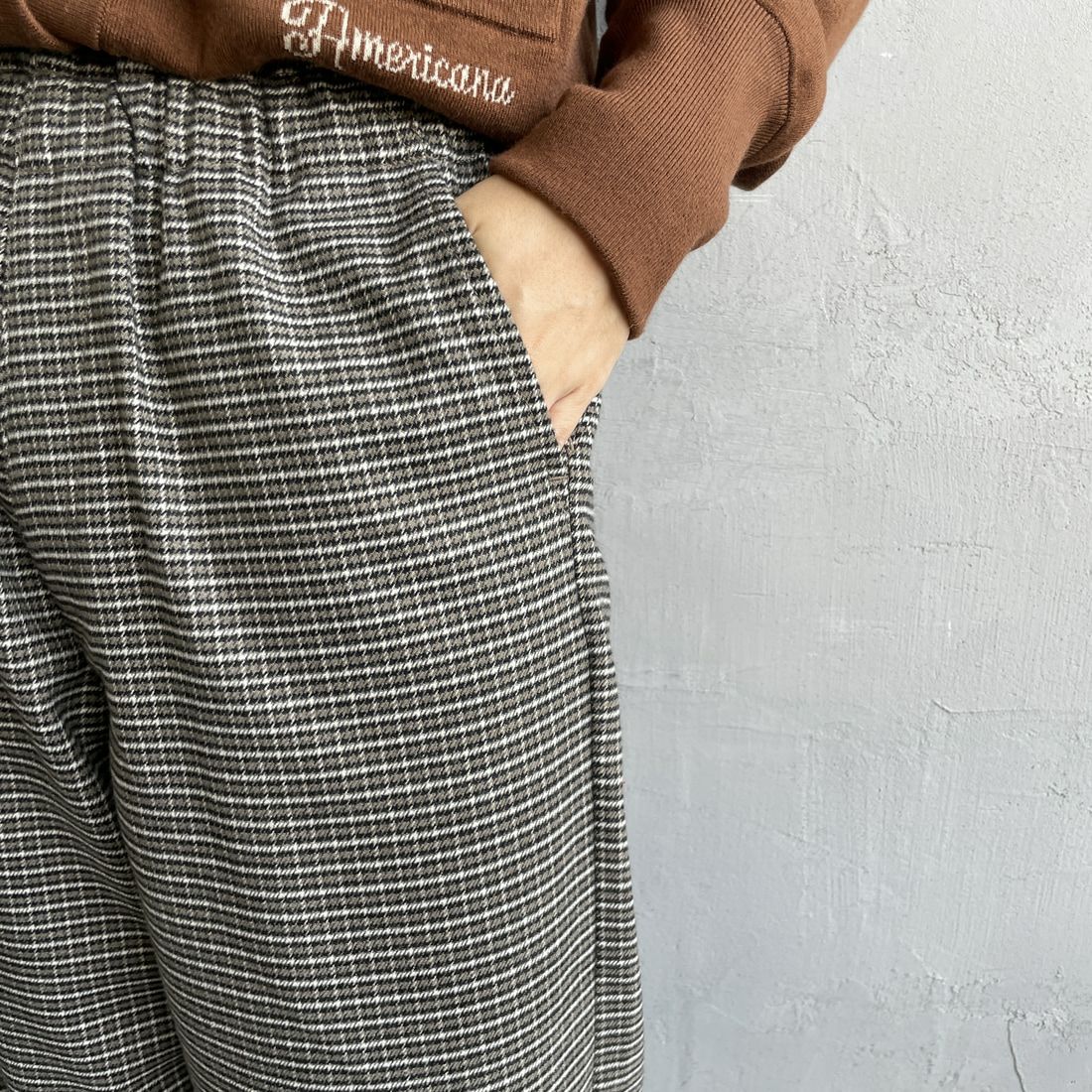 UNIVERSAL OVERALL [ユニバーサルオーバーオール] 別注 バックポケットイージーチェックパンツ [U2532600IN-A-JF] BEIGE &&モデル身長：160cm 着用サイズ：S&&