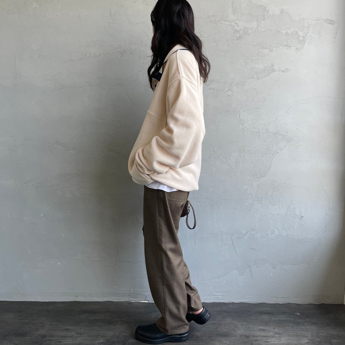 UNIVERSAL OVERALL [ユニバーサルオーバーオール] 別注 バックポケットイージーチェックパンツ [U2532600IN-A-JF] BROWN &&モデル身長：160cm 着用サイズ：S&&