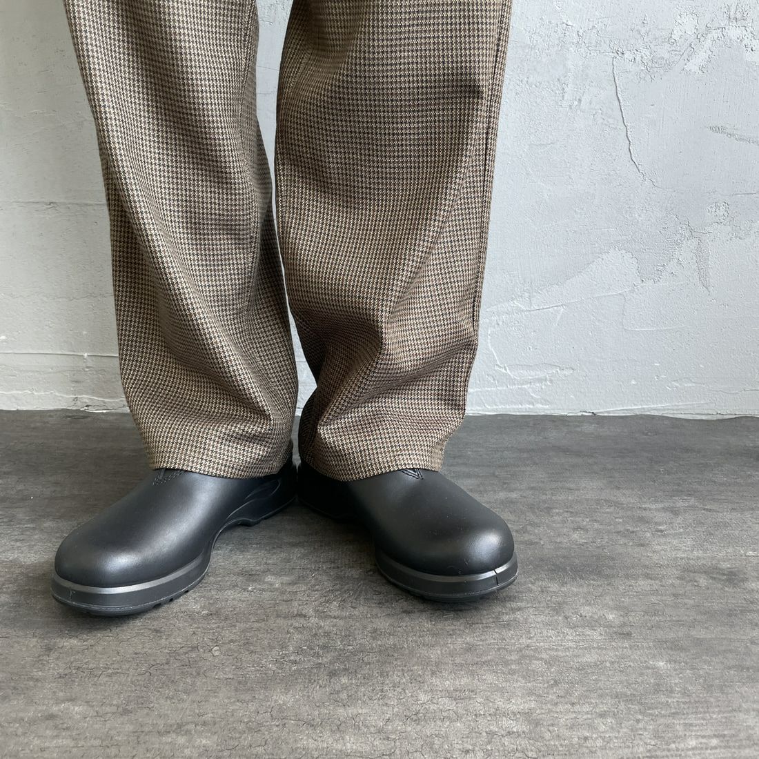 UNIVERSAL OVERALL [ユニバーサルオーバーオール] 別注 バックポケットイージーチェックパンツ [U2532600IN-A-JF] BROWN &&モデル身長：160cm 着用サイズ：S&&