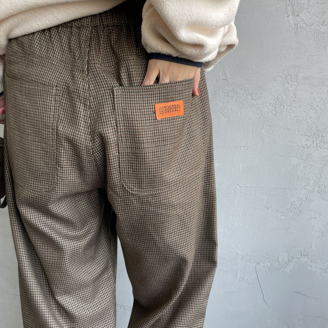 UNIVERSAL OVERALL [ユニバーサルオーバーオール] 別注 バックポケットイージーチェックパンツ [U2532600IN-A-JF] BROWN &&モデル身長：160cm 着用サイズ：S&&