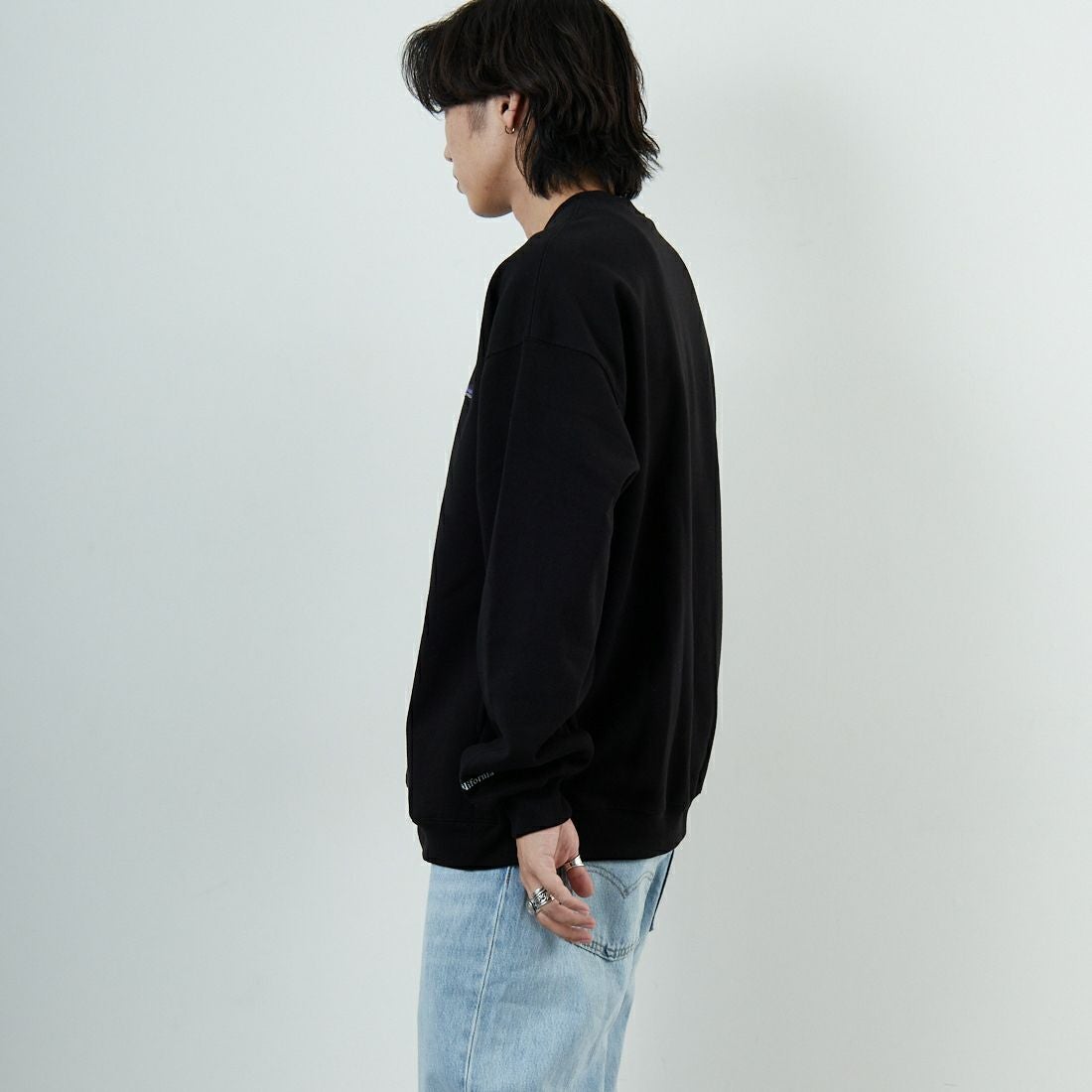 THOUSAND MILE [サウザンド マイル] 別注 ワンポイントロゴ クルーネックスウェット [TM252UK50510-JF] 09 BLACK &&モデル身長：179cm 着用サイズ：XL&&