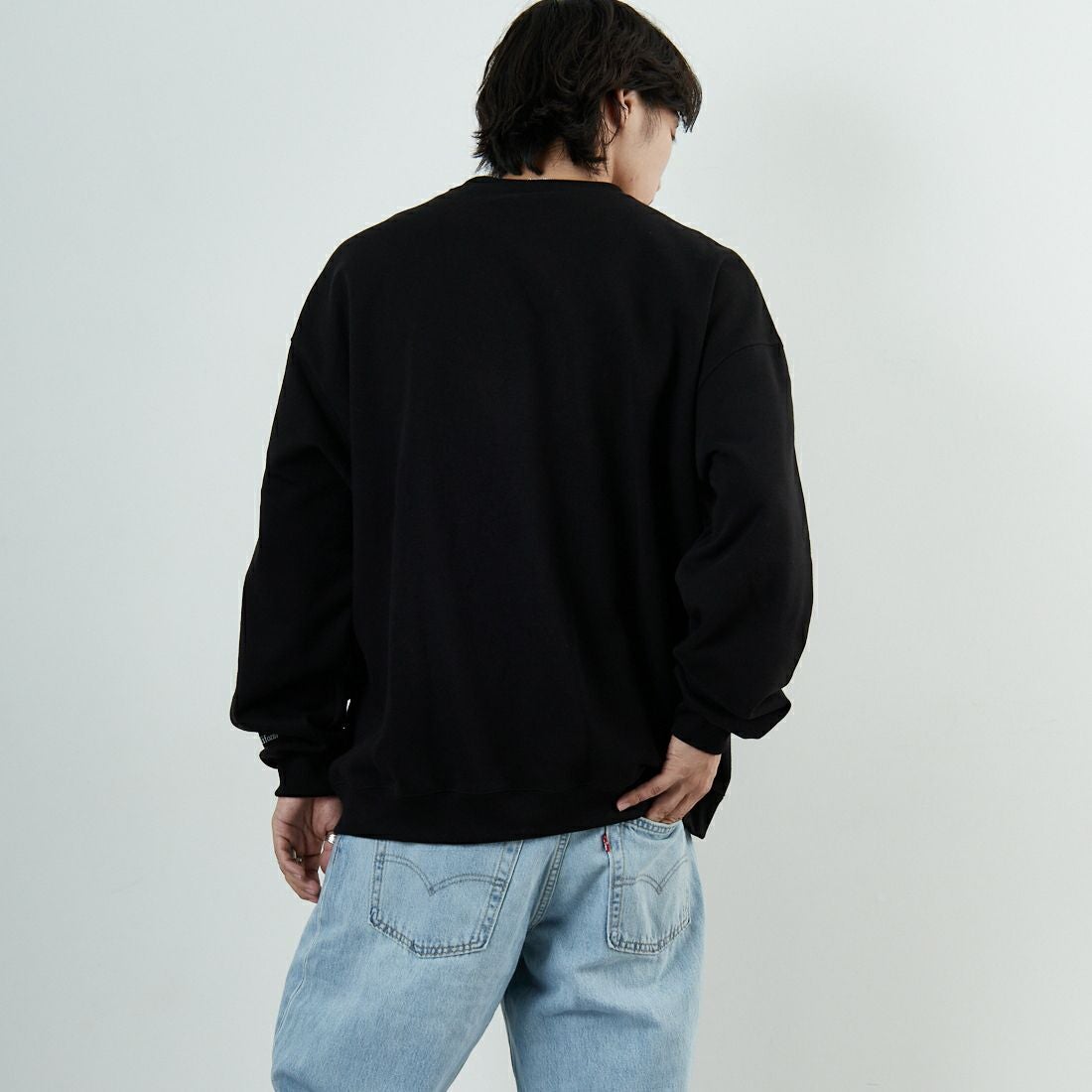 THOUSAND MILE [サウザンド マイル] 別注 ワンポイントロゴ クルーネックスウェット [TM252UK50510-JF] 09 BLACK &&モデル身長：179cm 着用サイズ：XL&&