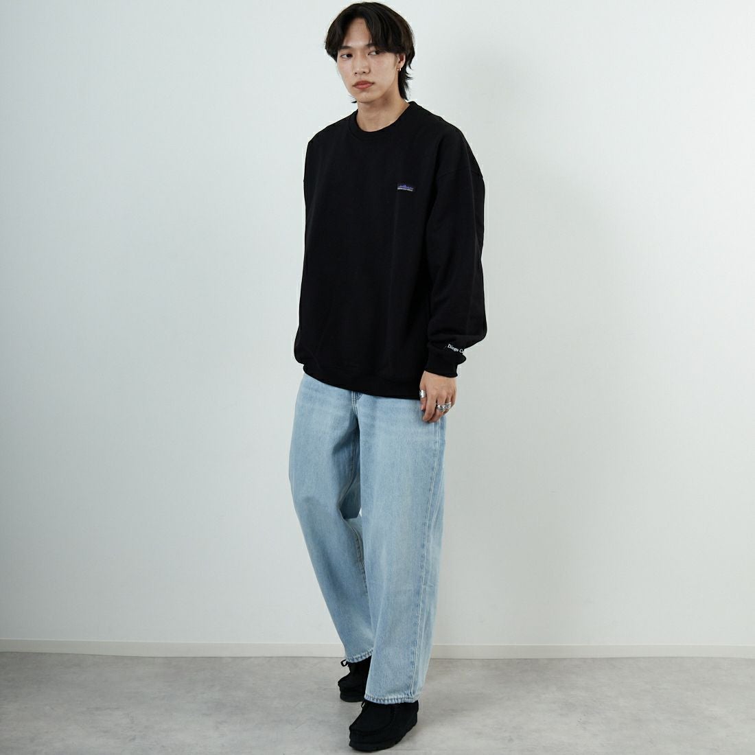 THOUSAND MILE [サウザンド マイル] 別注 ワンポイントロゴ クルーネックスウェット [TM252UK50510-JF] 09 BLACK &&モデル身長：179cm 着用サイズ：XL&&