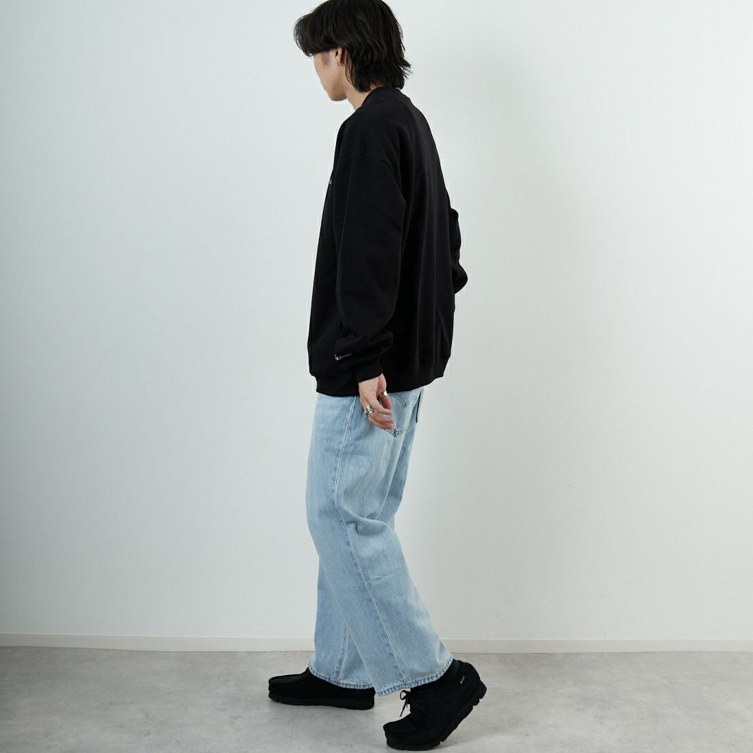 THOUSAND MILE [サウザンド マイル] 別注 ワンポイントロゴ クルーネックスウェット [TM252UK50510-JF] 09 BLACK &&モデル身長：179cm 着用サイズ：XL&&