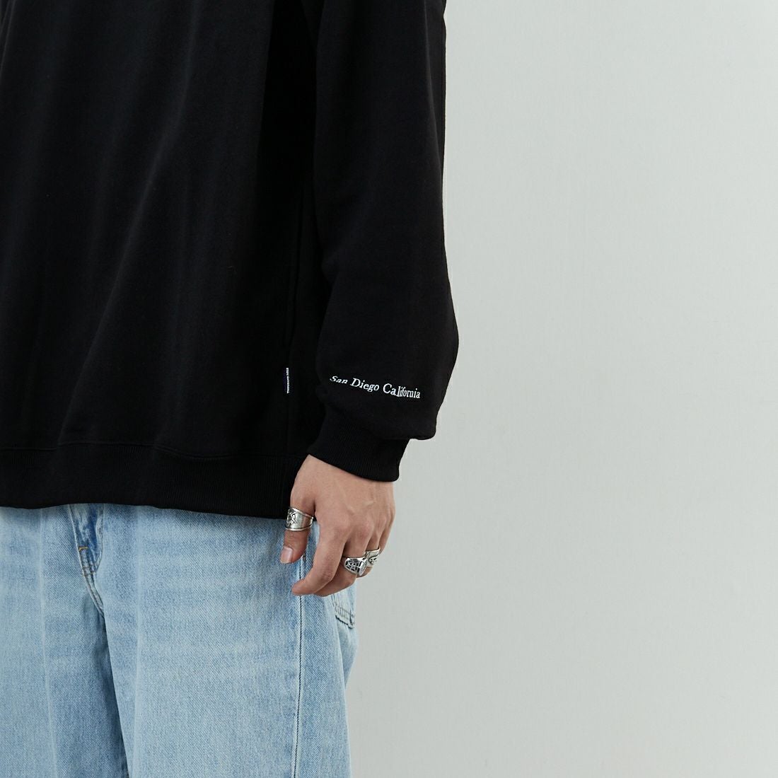 THOUSAND MILE [サウザンド マイル] 別注 ワンポイントロゴ クルーネックスウェット [TM252UK50510-JF] 09 BLACK &&モデル身長：179cm 着用サイズ：XL&&