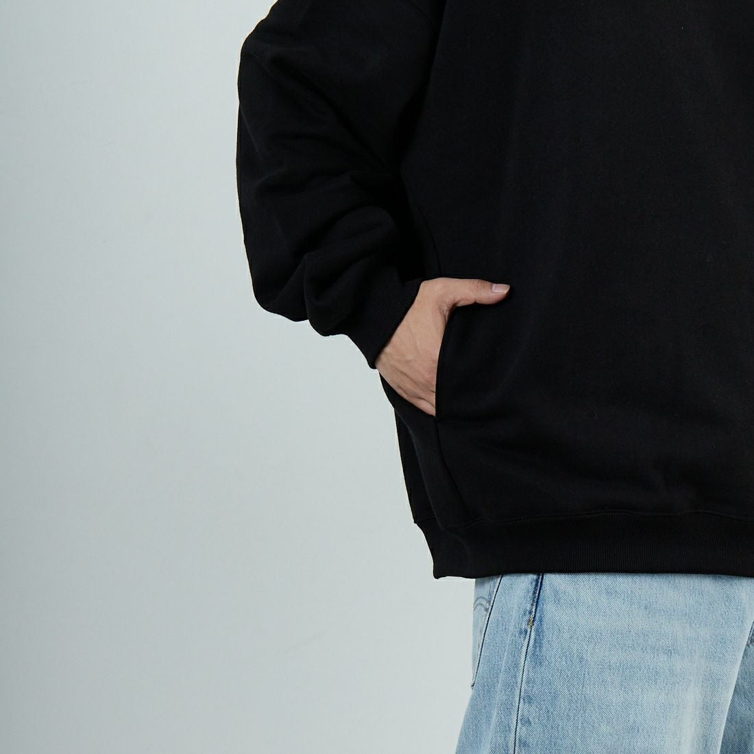 THOUSAND MILE [サウザンド マイル] 別注 ワンポイントロゴ クルーネックスウェット [TM252UK50510-JF] 09 BLACK &&モデル身長：179cm 着用サイズ：XL&&
