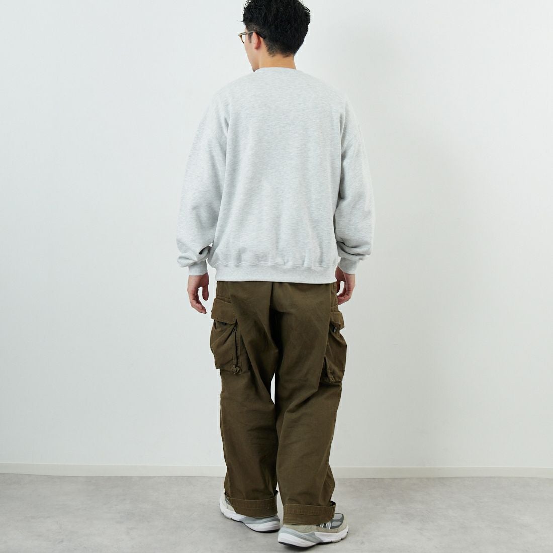 THOUSAND MILE [サウザンド マイル] 別注 ワンポイントロゴ クルーネックスウェット [TM252UK50510-JF] 11 LT.GRAY &&モデル身長：168cm 着用サイズ：M&&