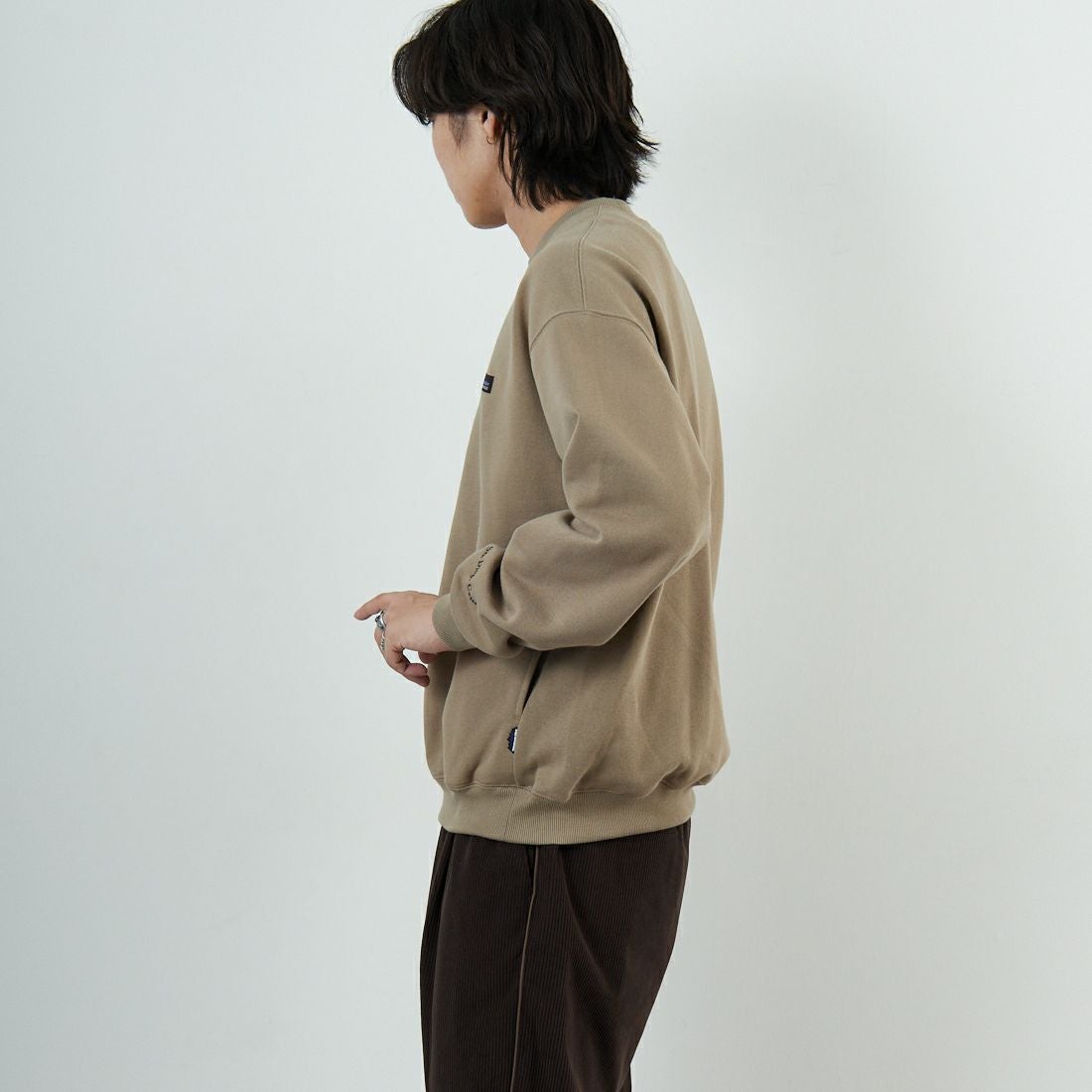 THOUSAND MILE [サウザンド マイル] 別注 ワンポイントロゴ クルーネックスウェット [TM252UK50510-JF] 23 BEIGE &&モデル身長：179cm 着用サイズ：M&&