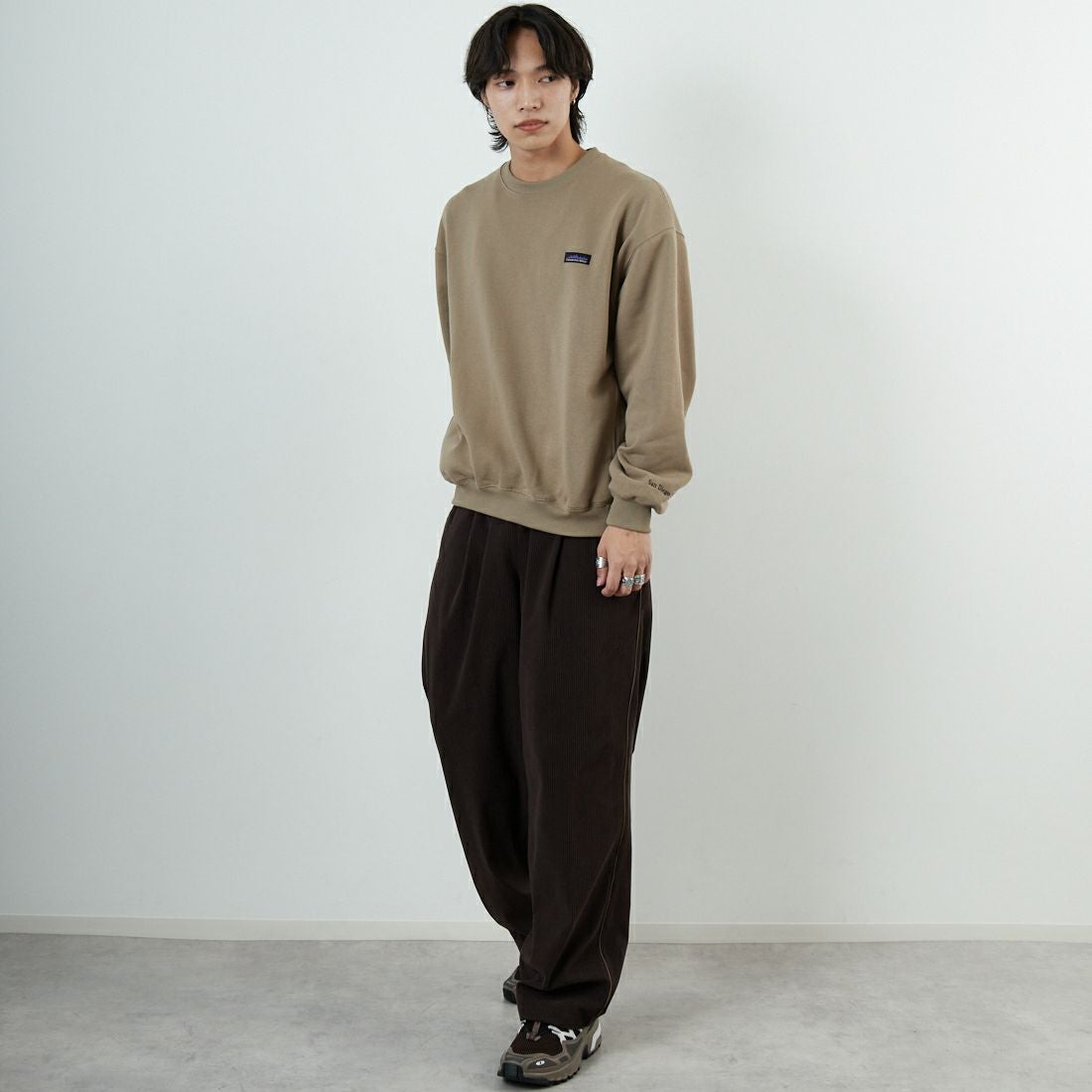 THOUSAND MILE [サウザンド マイル] 別注 ワンポイントロゴ クルーネックスウェット [TM252UK50510-JF] 23 BEIGE &&モデル身長：179cm 着用サイズ：M&&