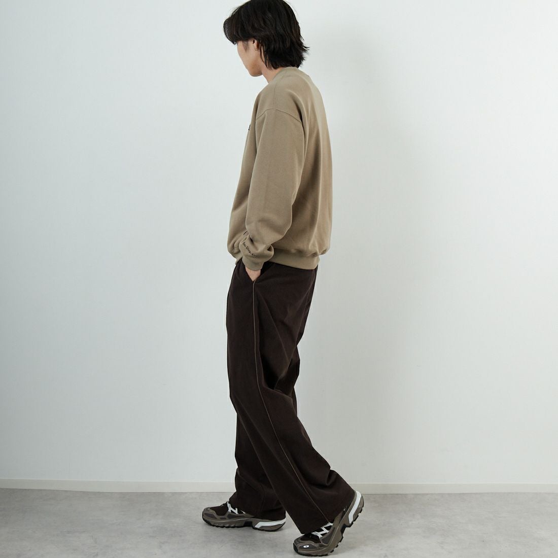 THOUSAND MILE [サウザンド マイル] 別注 ワンポイントロゴ クルーネックスウェット [TM252UK50510-JF] 23 BEIGE &&モデル身長：179cm 着用サイズ：M&&