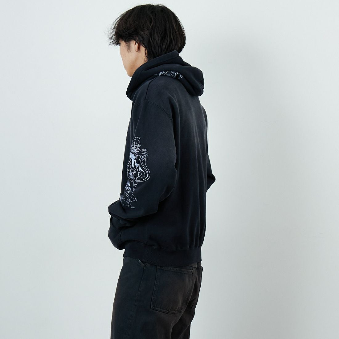 XLARGE [エクストララージ] クリーピーマンション フーデッドスウェット [101254012005] BLACK &&モデル身長：179cm 着用サイズ：L&&