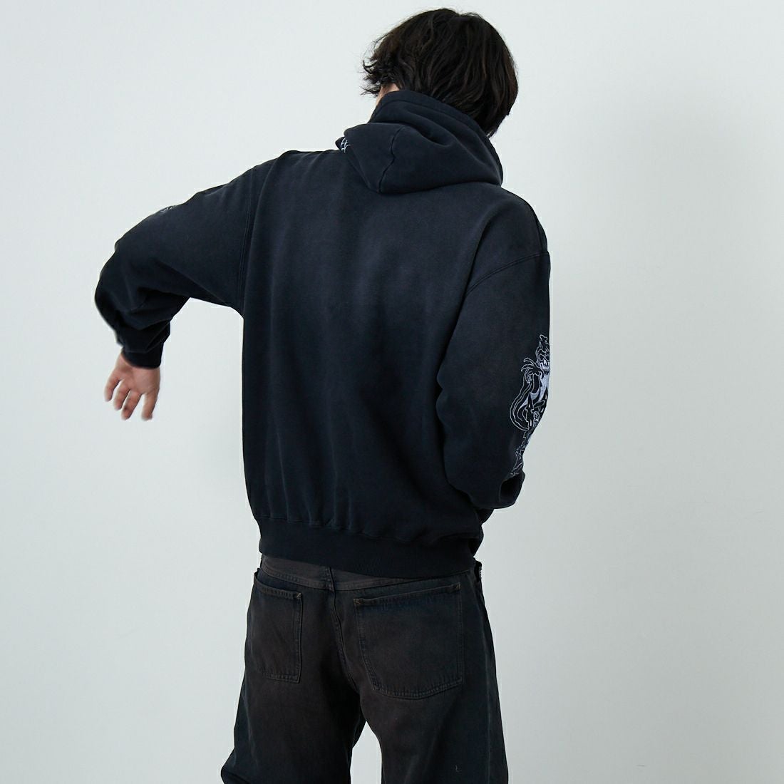 XLARGE [エクストララージ] クリーピーマンション フーデッドスウェット [101254012005] BLACK &&モデル身長：179cm 着用サイズ：L&&