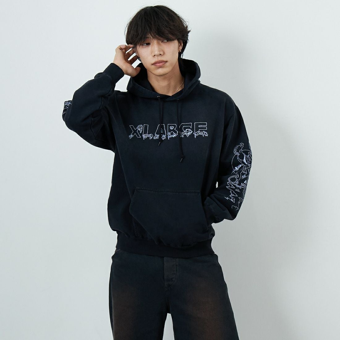 XLARGE [エクストララージ] クリーピーマンション フーデッドスウェット [101254012005] BLACK &&モデル身長：179cm 着用サイズ：L&&