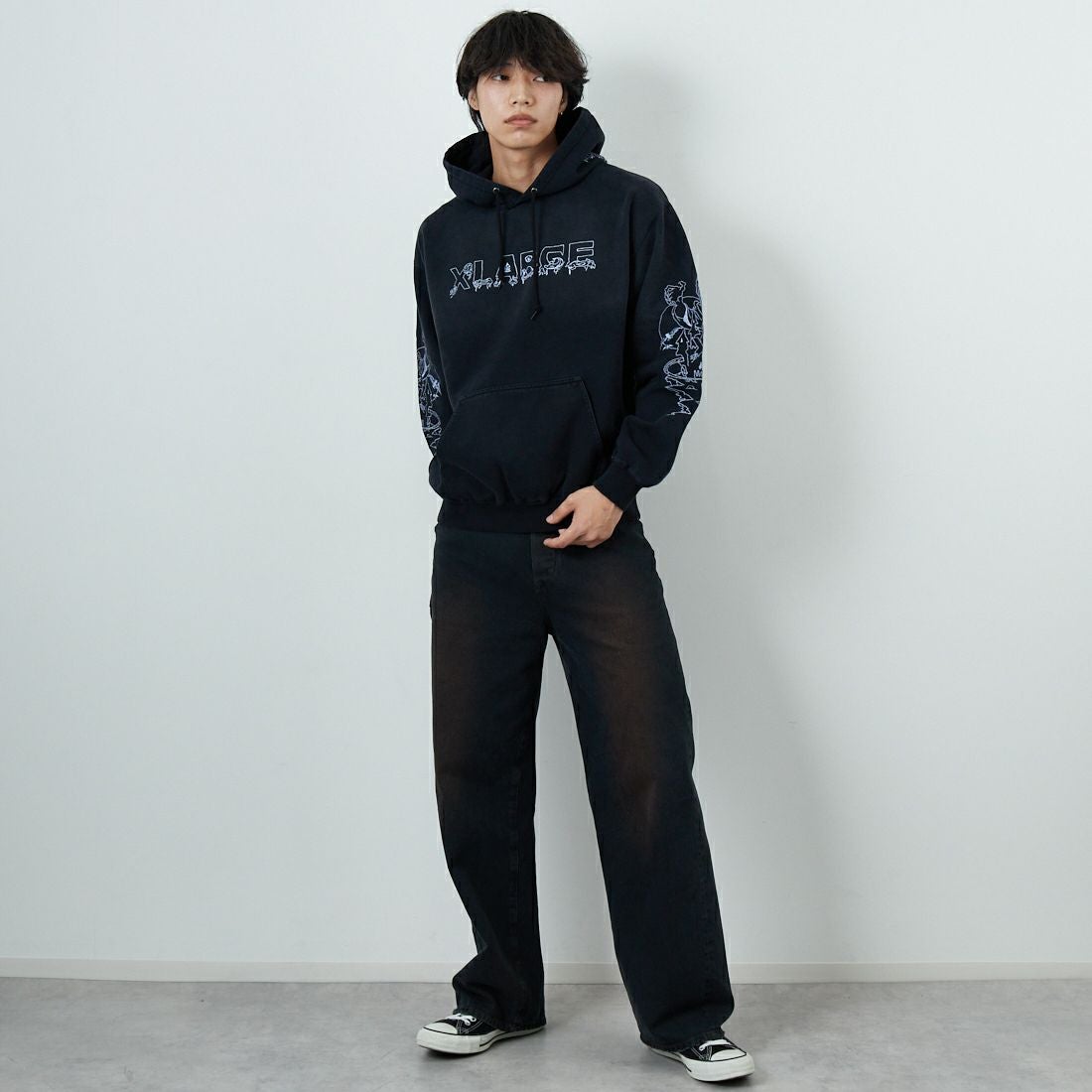 XLARGE [エクストララージ] クリーピーマンション フーデッドスウェット [101254012005] BLACK &&モデル身長：179cm 着用サイズ：L&&