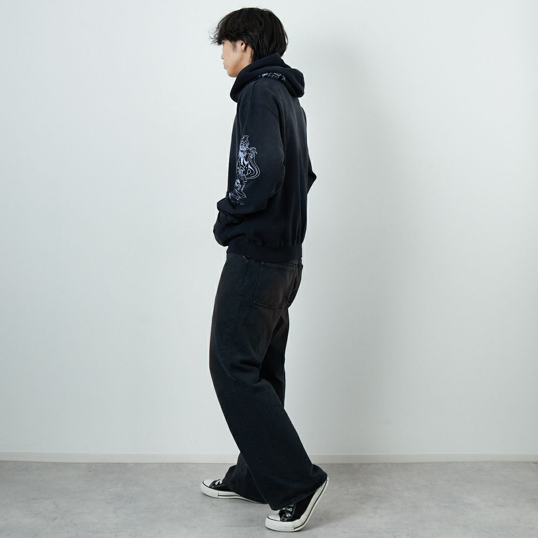 XLARGE [エクストララージ] クリーピーマンション フーデッドスウェット [101254012005] BLACK &&モデル身長：179cm 着用サイズ：L&&