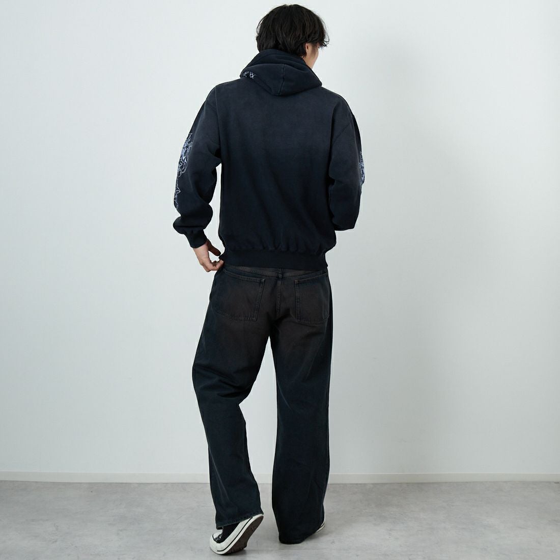 XLARGE [エクストララージ] クリーピーマンション フーデッドスウェット [101254012005] BLACK &&モデル身長：179cm 着用サイズ：L&&