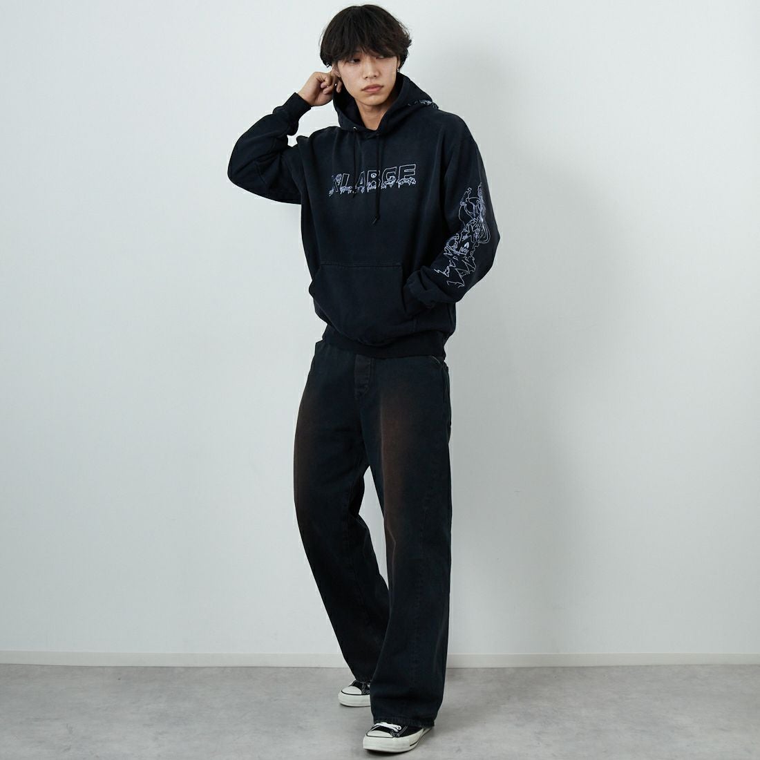 XLARGE [エクストララージ] クリーピーマンション フーデッドスウェット [101254012005] BLACK &&モデル身長：179cm 着用サイズ：L&&