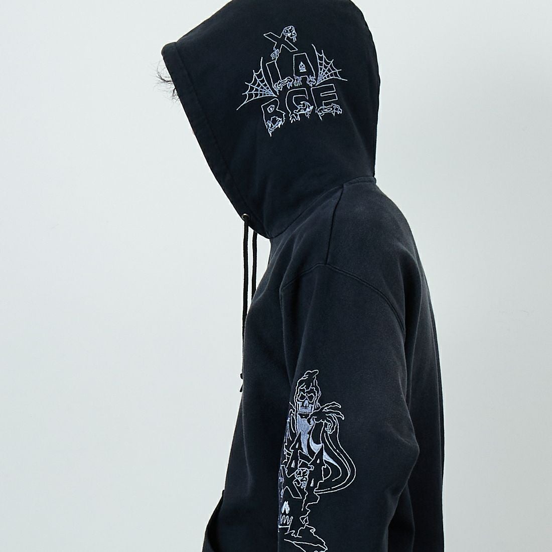 XLARGE [エクストララージ] クリーピーマンション フーデッドスウェット [101254012005] BLACK &&モデル身長：179cm 着用サイズ：L&&